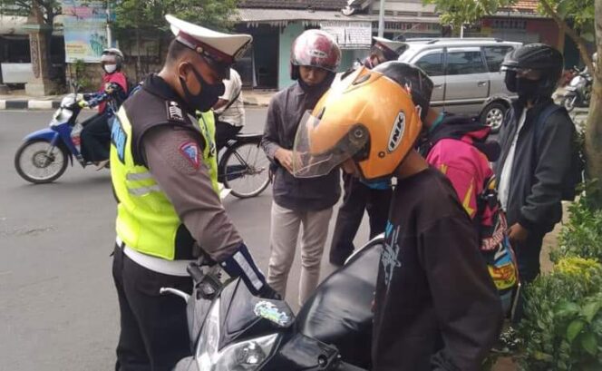 
					Kalau Di Tuban Jangan Coba-coba Tidak Pakai Masker , Hukumannya Menyapu Jalan .