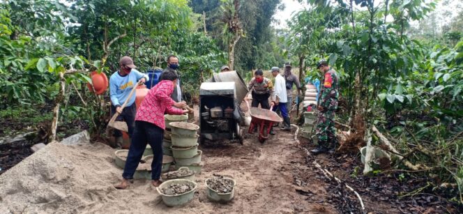 
					Babinsa Koramil 422-04/Balik Bukit Bantu Warga Pengecoran Jalan Desa