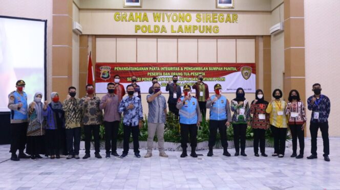 
					Wakapolda Lampung Pimpin Penandatanganan Pakta Integritas Penerimaan Akpol dan Tamtama T.A 2020 Panda Polda Lampung