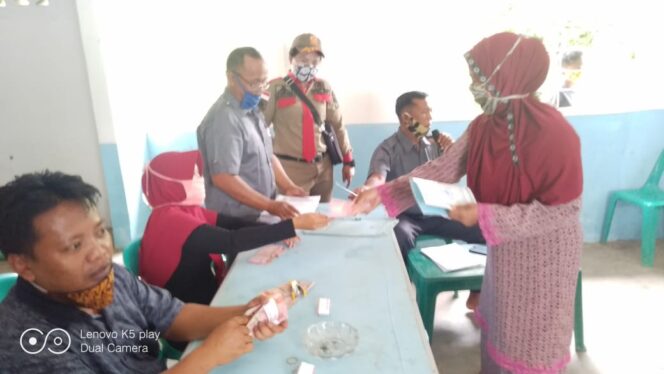 
					Pangulu Desa Sah Kuda Bayu Salurkan BLT dan Sembako Kepada Masyarakat