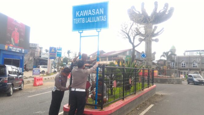 
					Jajaran Satlantas Polres Lambar Lakukan Himbauan Penertiban Lalu Lintas