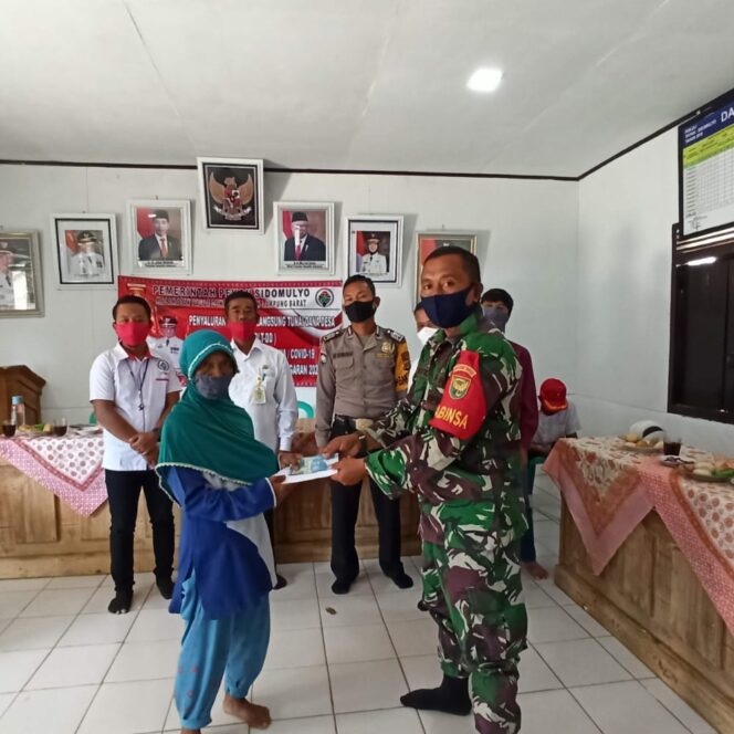 
					Babinsa Koramil 422-05/Belalau Lakukan Pendampingan Pembagian BLT