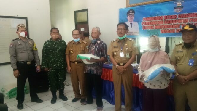 
					Koramil 422-03/Pesisir Tengah Hadir Dampingi Pembagian Beras Untuk Masyarakat