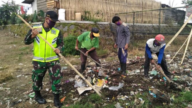 
					Babinsa Koramil 422-05/Belalau Bersama Masyarakat Ciptakan Peduli Lingkungan