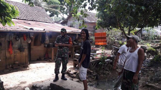 
					Giat Komsos Babinsa 422-01/Pesisir Utara, Menjalin Silaturahmi Dengan Masyarakat