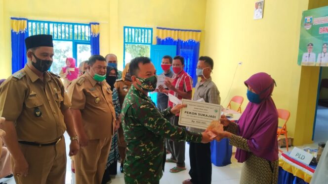 
					Dalam Pendampingan Penyaluran BLT Babinsa Koramil 422-03/Pesisir Tengah Terjun Langsung