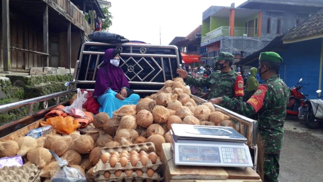 
					Babinsa Koramil 422-06/Sumber Jaya Himbau Penjual Dan Pembeli Untuk Patuhi Protokol Kesehatan