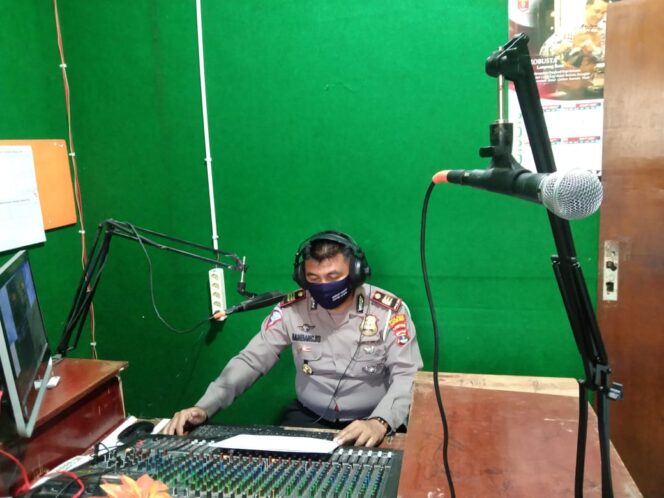 
					Kasat Lantas Polres Lampung Barat Sosialisasi Kepada Masyarakat Melalui Radio Suwara Paraja