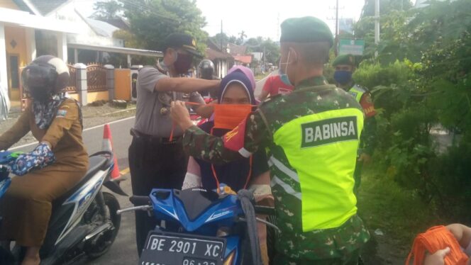 
					Anggota Koramil 422-03/Pesisir Tengah Melaksankan Penegakan Disiplin Protokol Kesehatan