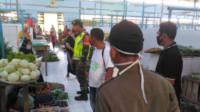 
					Babinsa 422-03/Pesisir Tengah Berinteraksi Langsung Dengan Masyarakat