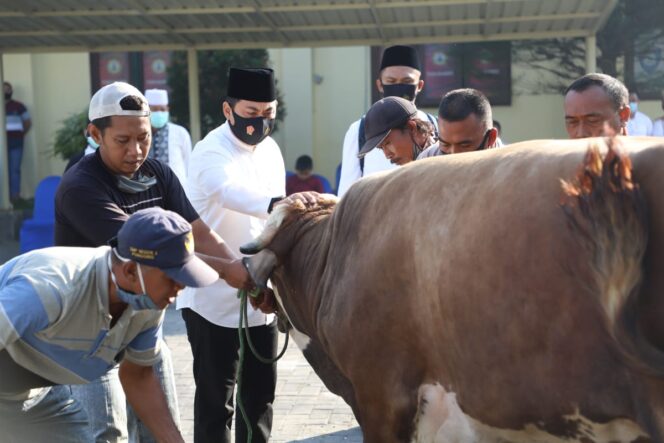 
					Sholat Idul Adha dan Pemotongan Hewan Kurban Di Mako Polres Mojokerto