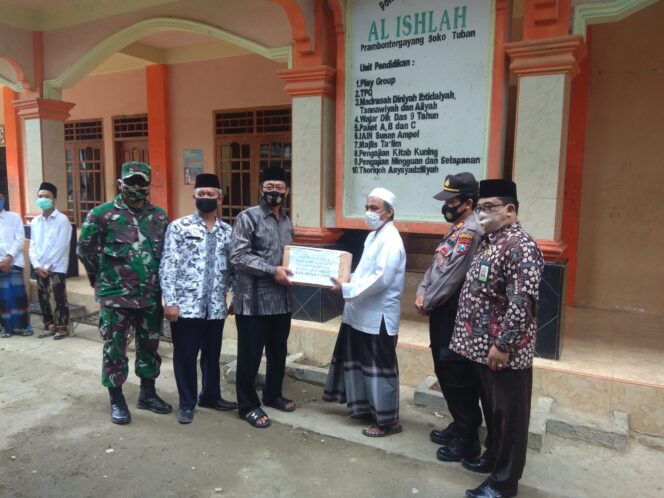 
					Kadis Kesehatan Tuban Dampingi Bupati Tinjau Ponpes Al Ishlah Di Soko.