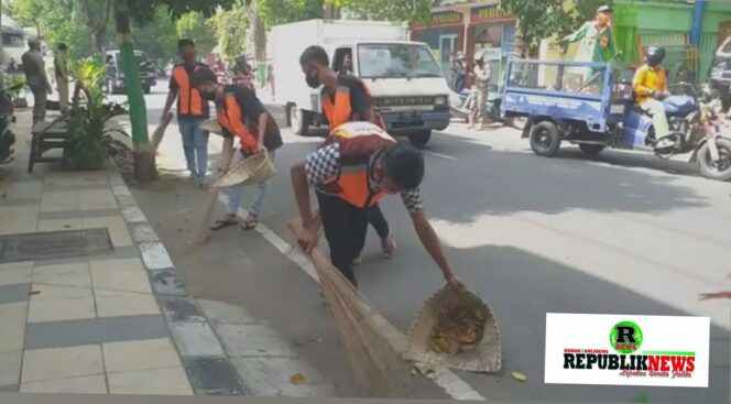 
					Sejumlah Pemuda Dihukum Menyapu Jalan Karena Tak Pakai Masker.