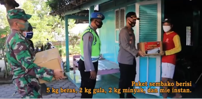 
					Kapolres dan Dandim 0811 Tuban Bagikan 82 Paket Sembako Buat Pasien Suspek Covid-19.