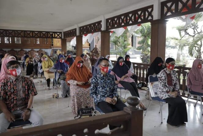 
					Sebanyak 73 Pelaku UMK Binaan Disperindag Tuban Dapat Bantuan.