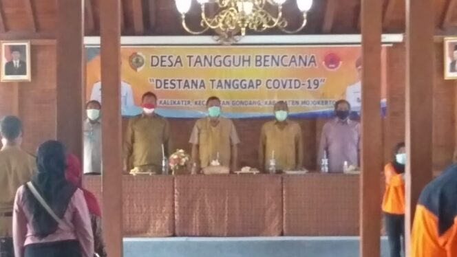 
					Bupati Mojokerto Menyerahkan Bantuan Ke Destana Di Kecamatan Gondang