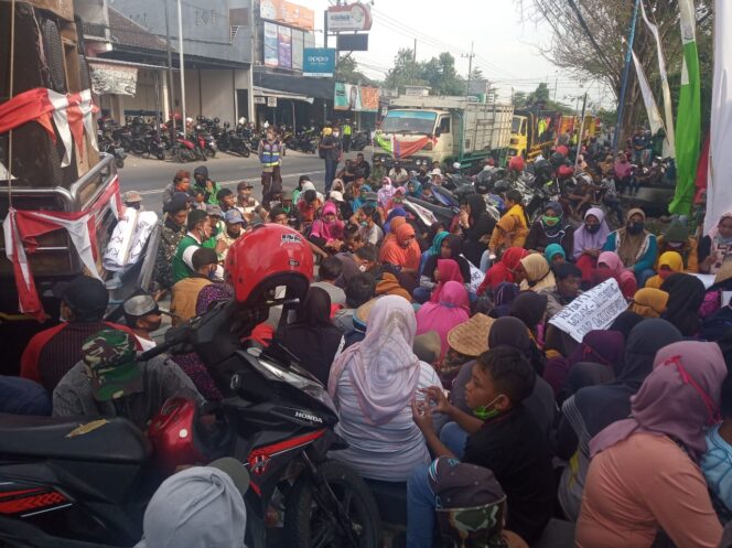 
					AKSI WARGA DESA LEBAK JABUNG JATIREJO TERKAIT PEMANGGILAN KADES NON-AKTIF OLEH KEJARI MOJOKERTO