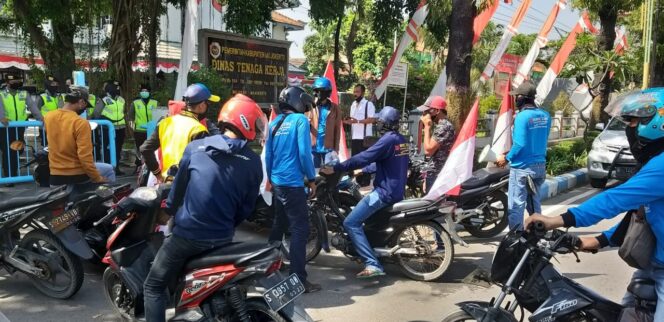 
					Karyawan Outsorsing CV. BMC Mojosari Unjuk Rasa