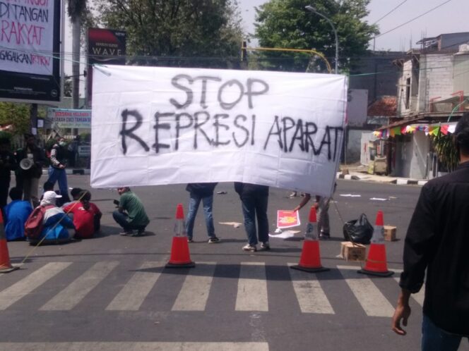 
					Aksi Panggung Mahasiswa Lamongan Menolak Raperda