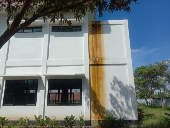 
					Gedung Senilai Rp.3.5 Miliar “SMPN 2 Mojosari Belum Serah Terima” Nampak Kurang Terawat