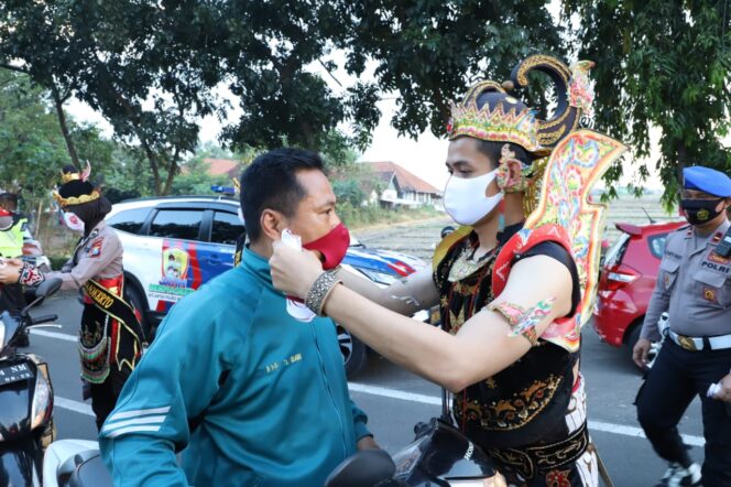 
					Gatotkaca dan Srikandi Polres Mojokerto Bagi-Bagi Masker