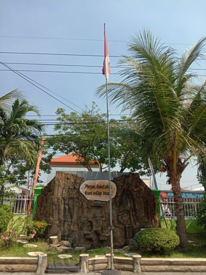 
					Lagi Lagi Bendera Merah Putih Berkibar Dalam Kondisi Kusam dan Robek Di Kantor Pemerintahan