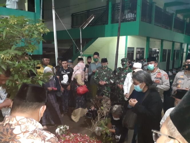 
					Danrem Tiba di Pemakaman KH Hasyim Wakhid