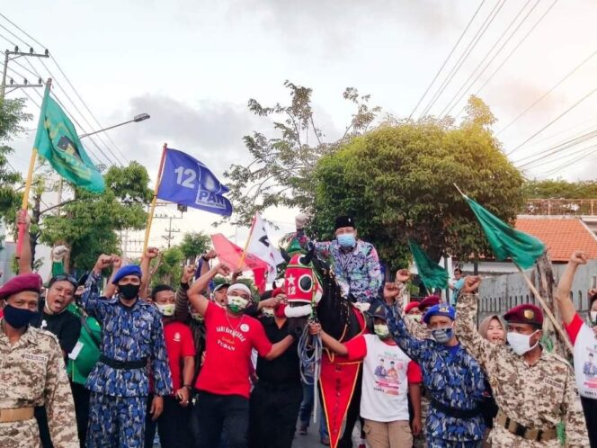 
					Menunggang Kuda dan Diiringi Reog Paslon SETIA NEGARA mendaftar di KPU Tuban.