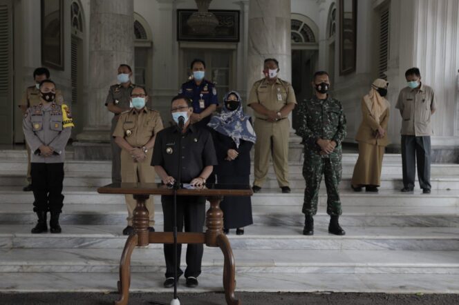 
					ZONA MERAH MEMBUAT TUBAN DARURAT CORONA , HINGGA BERLAKUKAN JAM MALAM. Bupati Huda : Pelanggar Perbup No 65 Tahun 2020 Bagi Warga Denda Rp.100 Ribu dan Bagi Pelaku Usaha Denda Rp.300 Ribu hingga Pencabutan Izin Usaha.