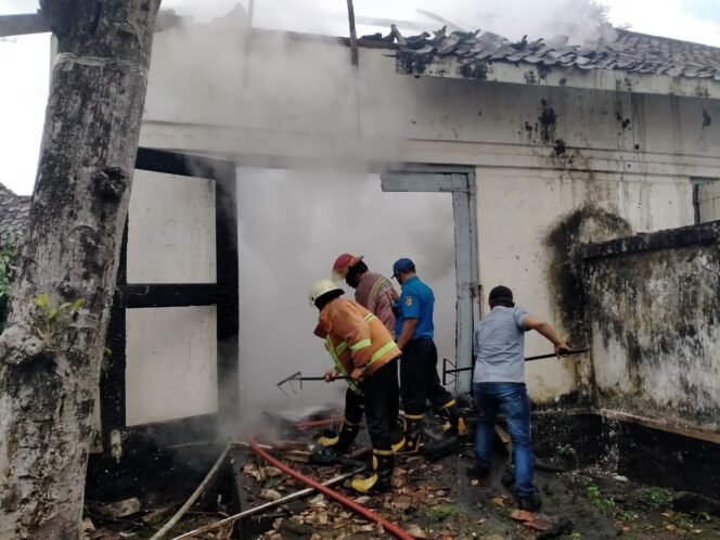 
					Konsleting Listrik , Sebuah Rumah Di Tulungagung Ludes Dilalap Si Jago Merah