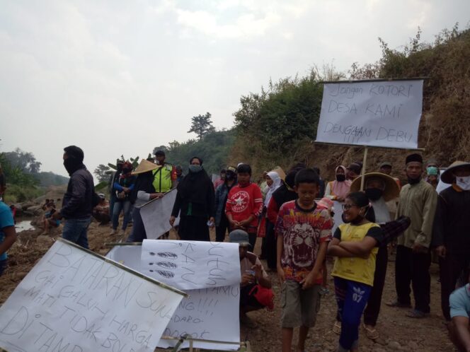 
					Demo Masyarakat Desa Jati Dukuh  Kecamatan Gondang Memuncak.Bego harus segera dikeluarkan dari Lokasi