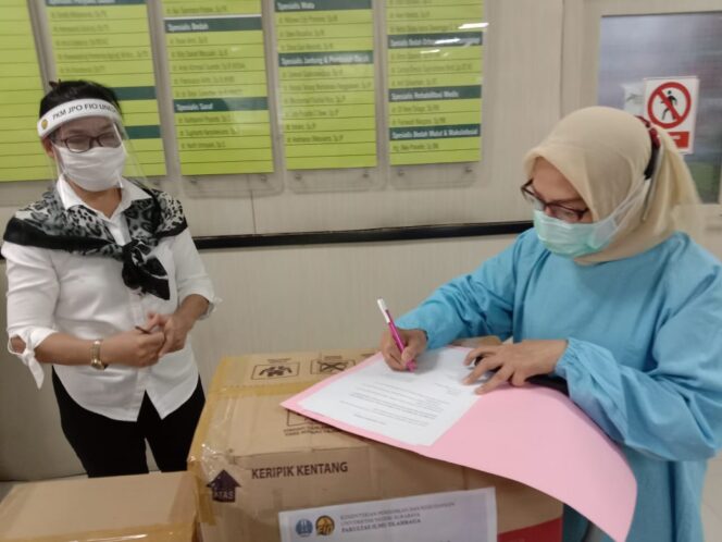 
					Kini, Giiliran Rumah Sakit Soewandi Dapat Bantuan APD Dari Unesa