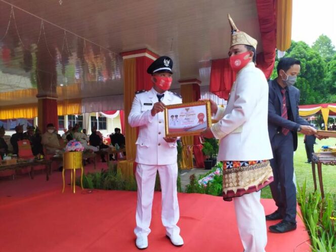 
					Pada Peringatan HUT Lampung Barat Ke 29 Bupati Beri Penghargaan 3 Peratin