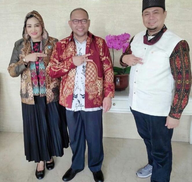 
					Presiden Dunia Mr Djuyoto Suntani Perkenalkan “Jas Batik” ke 202 Negara