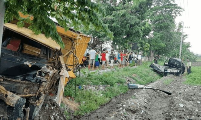 
					Melaju Kencang dan Sempat Oleng Mobil Pickup Hantam Truk.