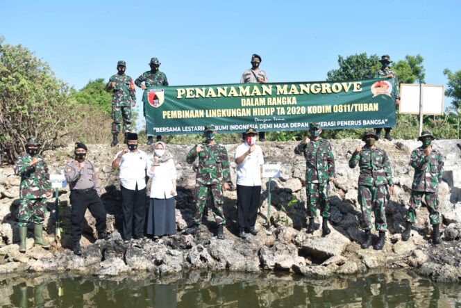 
					Sambut HUT Ke-75 TNI, Kodim 0811 Tuban Tanam Mangrove Di Desa Keradenan Kecamatan Palang