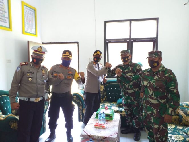 
					Kapolres Lampung Barat Datangi Koramil 422-03/Pesisir Tengah Dalam Rangka HUT TNI Ke-76