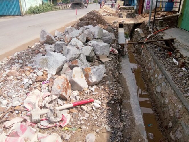 
					Di Duga…Proyek Pembangunan Drainase Lintas Sukarno Hatta Di Bekingi Oknum Marinir