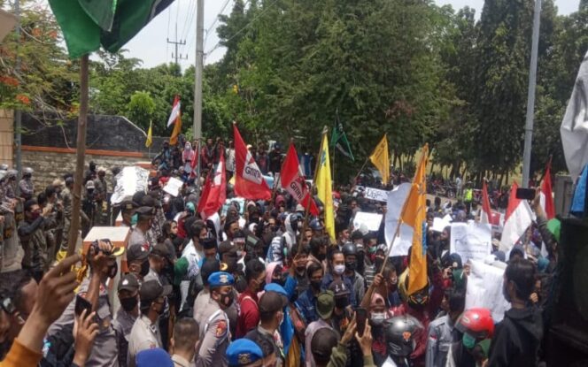 
					Demo Tolak Omnibus Law Di Kabupaten Probolinggo Berlangsung Ricuh