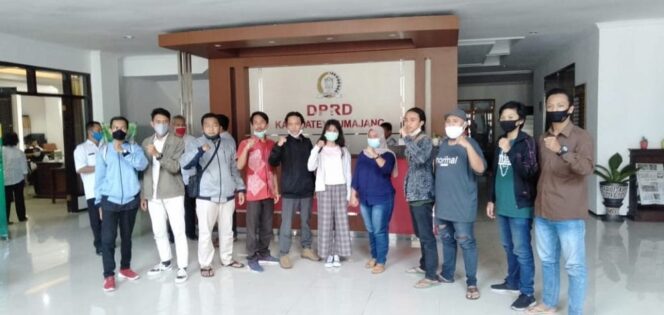 
					Lumajang Bergerak” Gelar Aksi Demo Tolak RUU Cipta Kerja