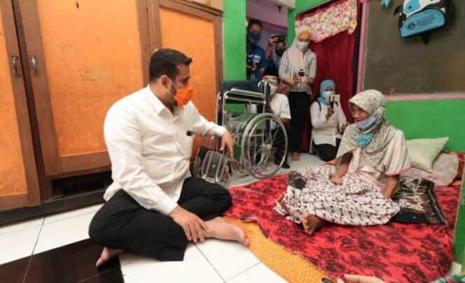 
					Sambangi Warga, Wali Kota Probolinggo Beri Kursi Roda Pada Nenek Murti’ah