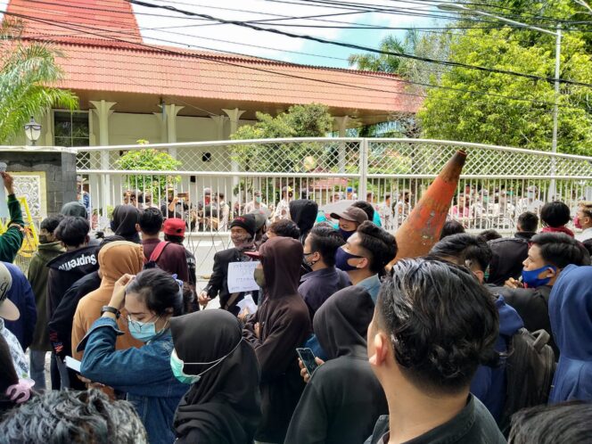 
					TOLAK UU CIPTA KERJA/ OMNIBUS LAW RIBUAN MAHASISWA GRUDUK KANTOR DPRD BANYUWANGI