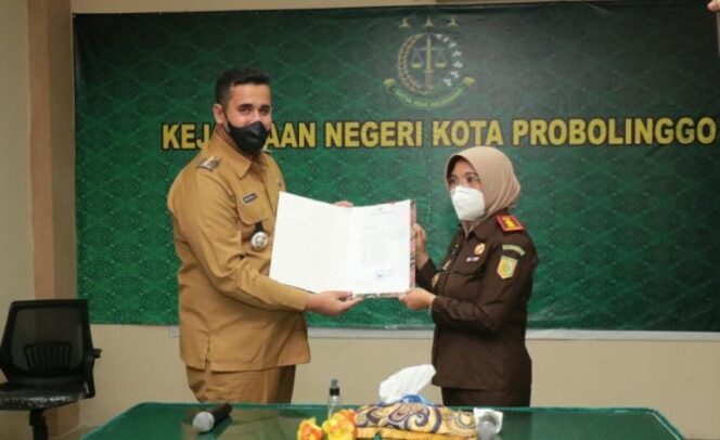 
					Wali Kota Probolinggo Beri Penghargaan Ke Kejari Yeni Puspitasari