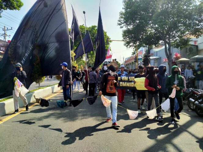 
					Gerbang DPRD Banyuwangi Roboh, Demo Jilid 2 Ricuh
