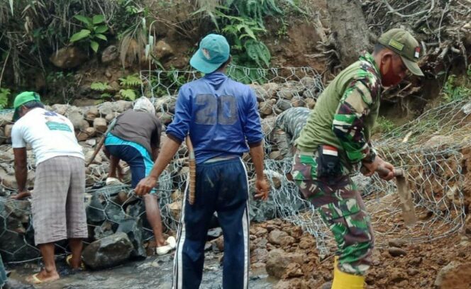 
					Memasuki Musim Hujan Koramil 422-05/Belalau Gotong Royong Memasang Bronjong