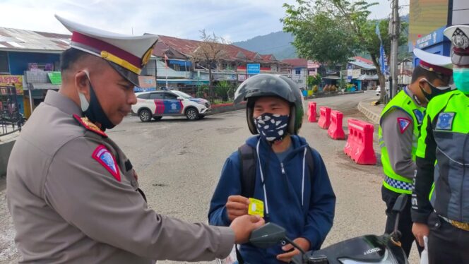 
					Ops Zebra Krakatau 2020 Polres Lampung Barat Bagikan Masker, Vitacimin dan Tabungan Anak-Anak
