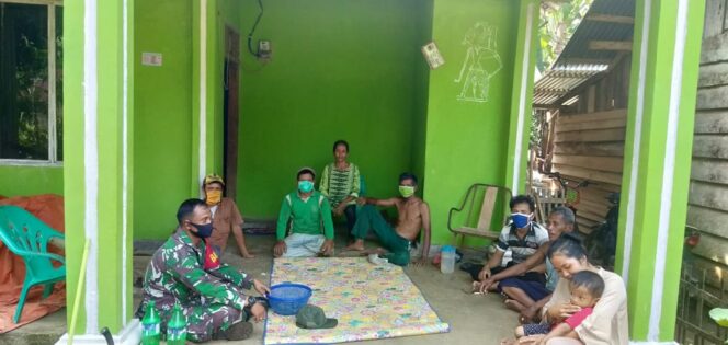 
					Meskipun Cuti Bersama, Babinsa Koramil 422-02/ Pesisir Selatan Tetap Melaksanakan Komsos