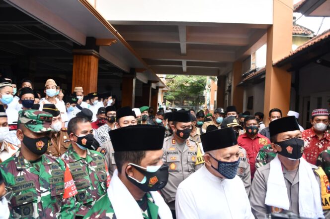 
					Tiba di Ponpes Bahrul Ulum, Kedatangan Pangdam Disambut Danrem 082/CPYJ