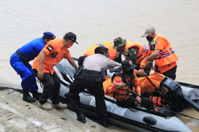 
					Desa Kendal Lamongan Diterjang Banjir, Satu Orang Berhasil Diselamatkan