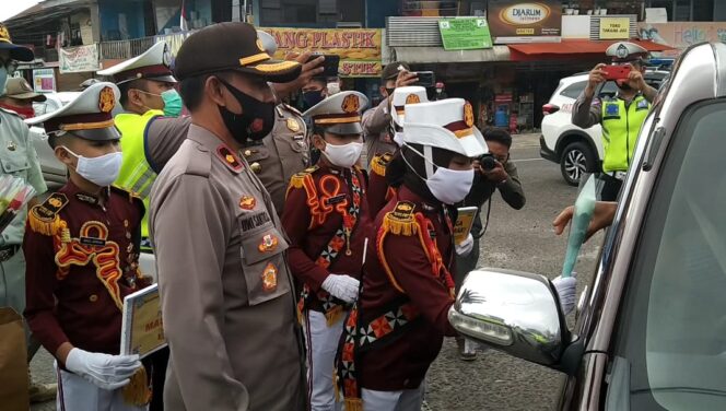
					Kapolres Lampung Barat Bagikan Ratusan Masker, Vitamin dan Bunga di Tugu Liwa